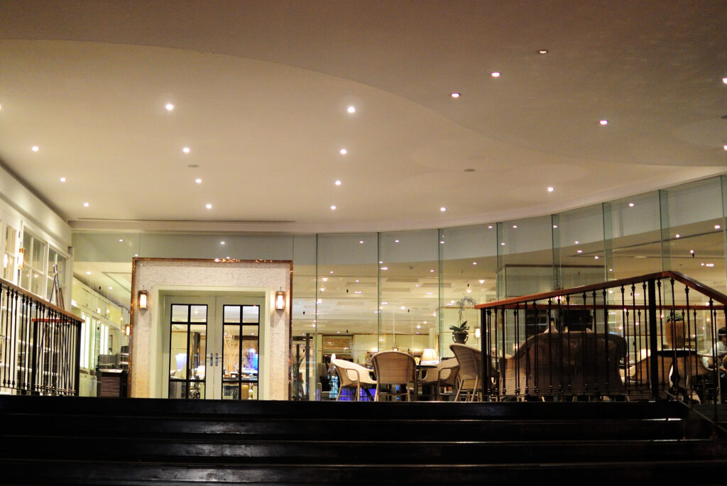 entrada iluminada de un edificio moderno por la noche